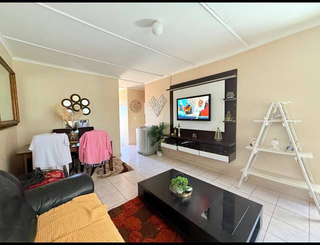 2 BEDROOM APARTMENT FOR SALE IN VANDERBIJLPARK CW 2